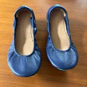 Tieks leather ballet flats in California navy size 8